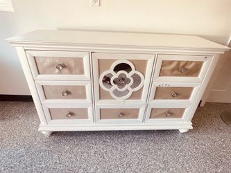 8 drawer dresser H37.5in, W60in, L18in