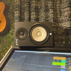 pair of yamaha 8in speakers