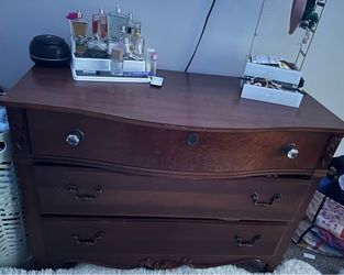 King size bed / dresser