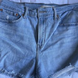 High Rise Levi shorts 