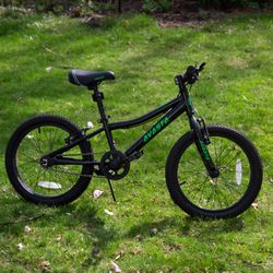 AVASTA 18" Kids Bike - Barely Used (Only 10 Rides!) - Black/Green