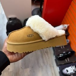 UGG SLIPPERS