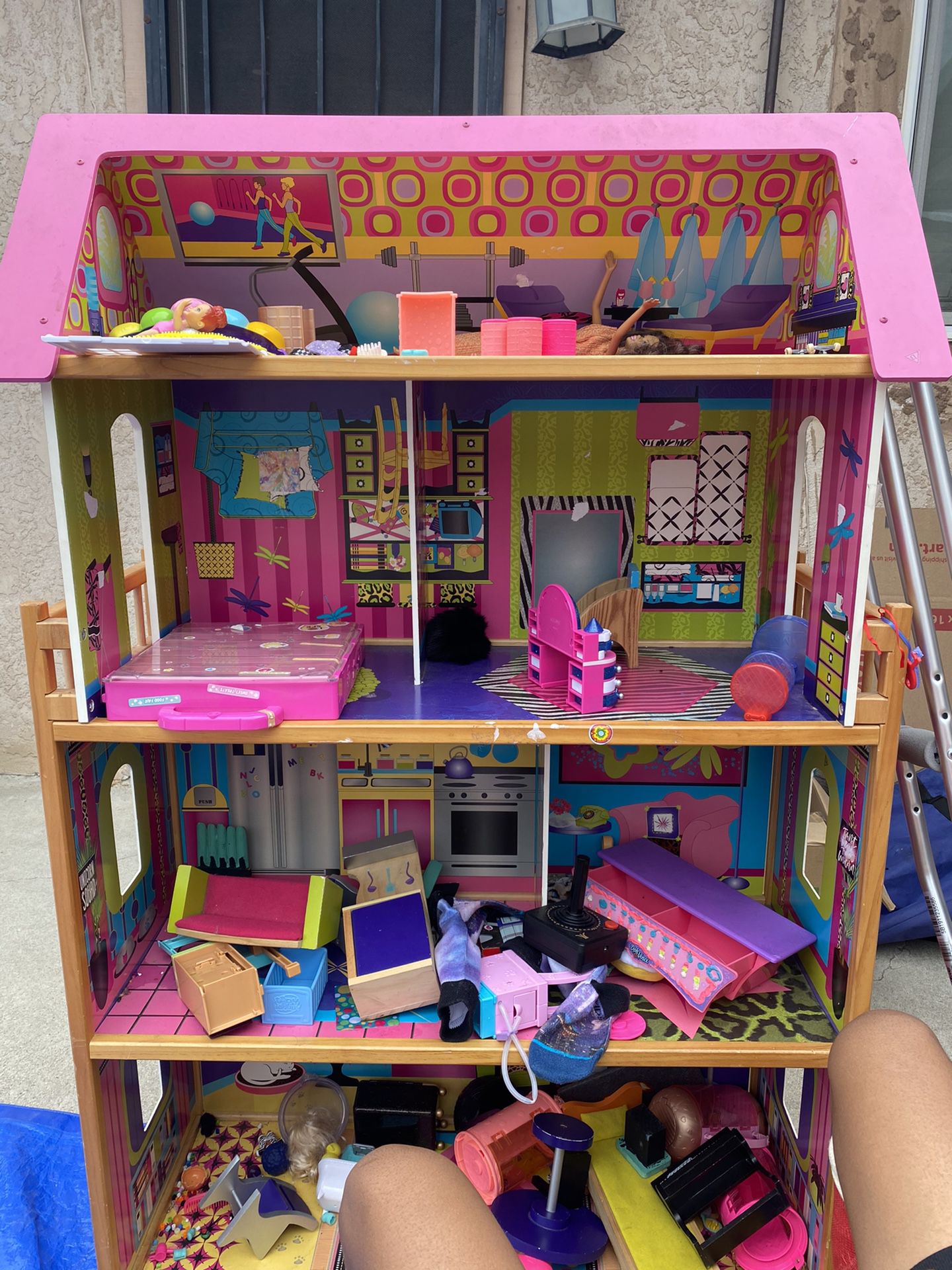 Doll House and LoL dolls w/accessories
