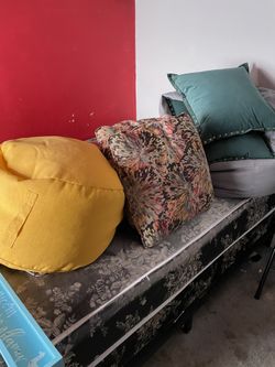 diffrent pillowes and bean bags