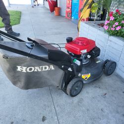 HONDA GAS SELF-PROPELLED LANW MOWER 