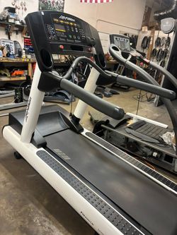 Life fitness CLST integrity series treadmill