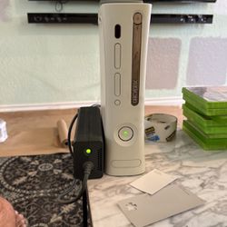 Xbox 360  + 8 Games No Controller 