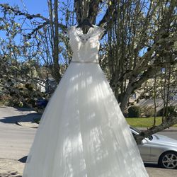 Allure Bridals Wedding Dress With A Corset And Veil