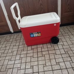 Igloo 38 Quart Cooler Ref And White Plastic On Wheels With Pull Handle 