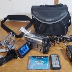 Sony DCR-DVD810 25x Zoom DVD Hybrid Plus Handycam Camcorder Bundle Case Charger