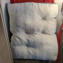 Pet Bed Multiple Pillow Foam Filled Large. 37" x 30"x 7"Large. Like New.