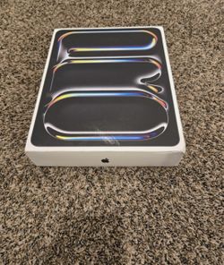 New 8th Gen IPad Pro 13Inches 256GB WiFi/Celluar 5G M5 Space Black