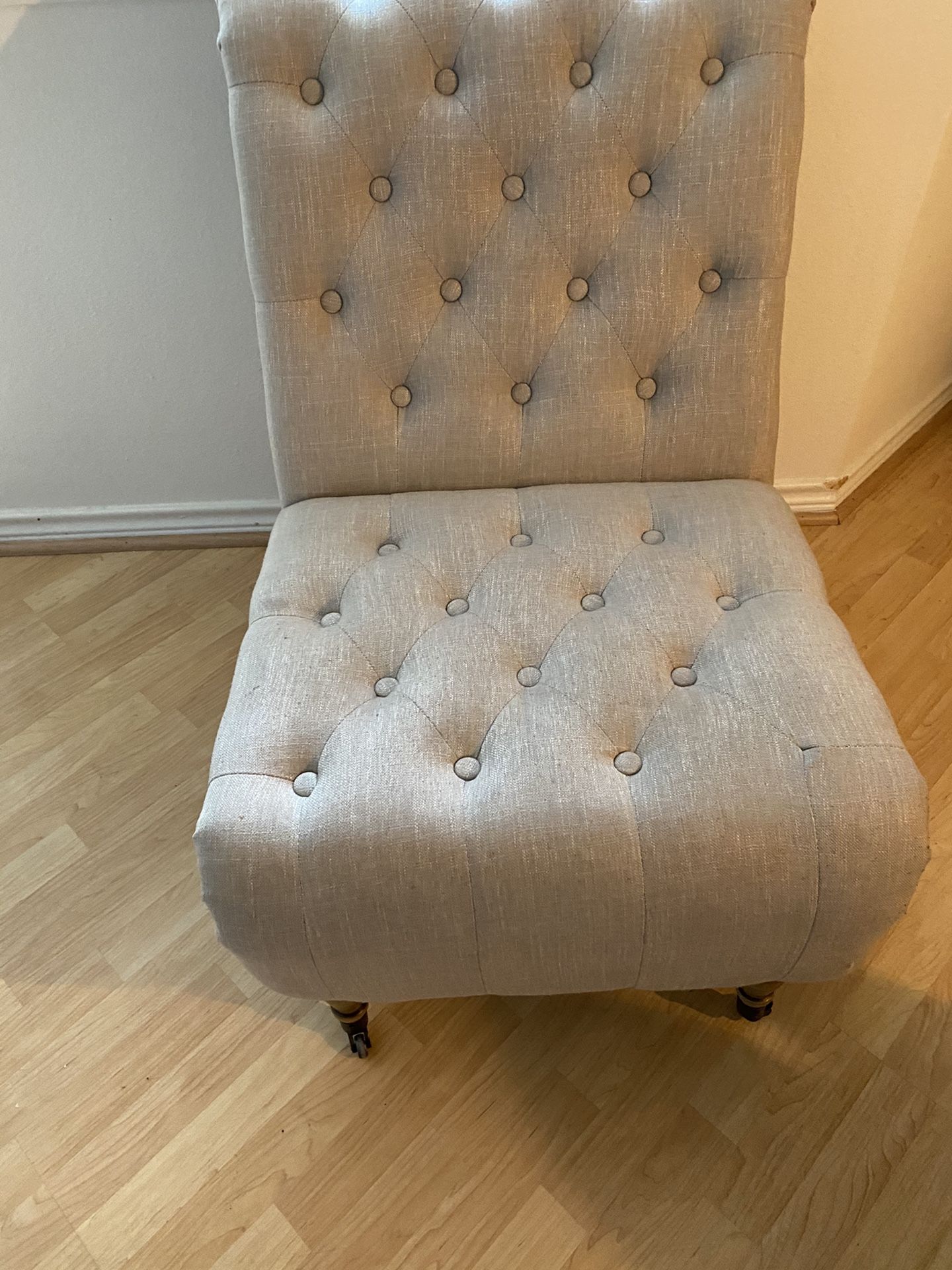 Tufted accent chair (1)