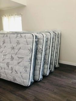 QUEEN PILOW TOP MATTRESS SET WHIT BOX SPRING BRAND NEW ✅️
