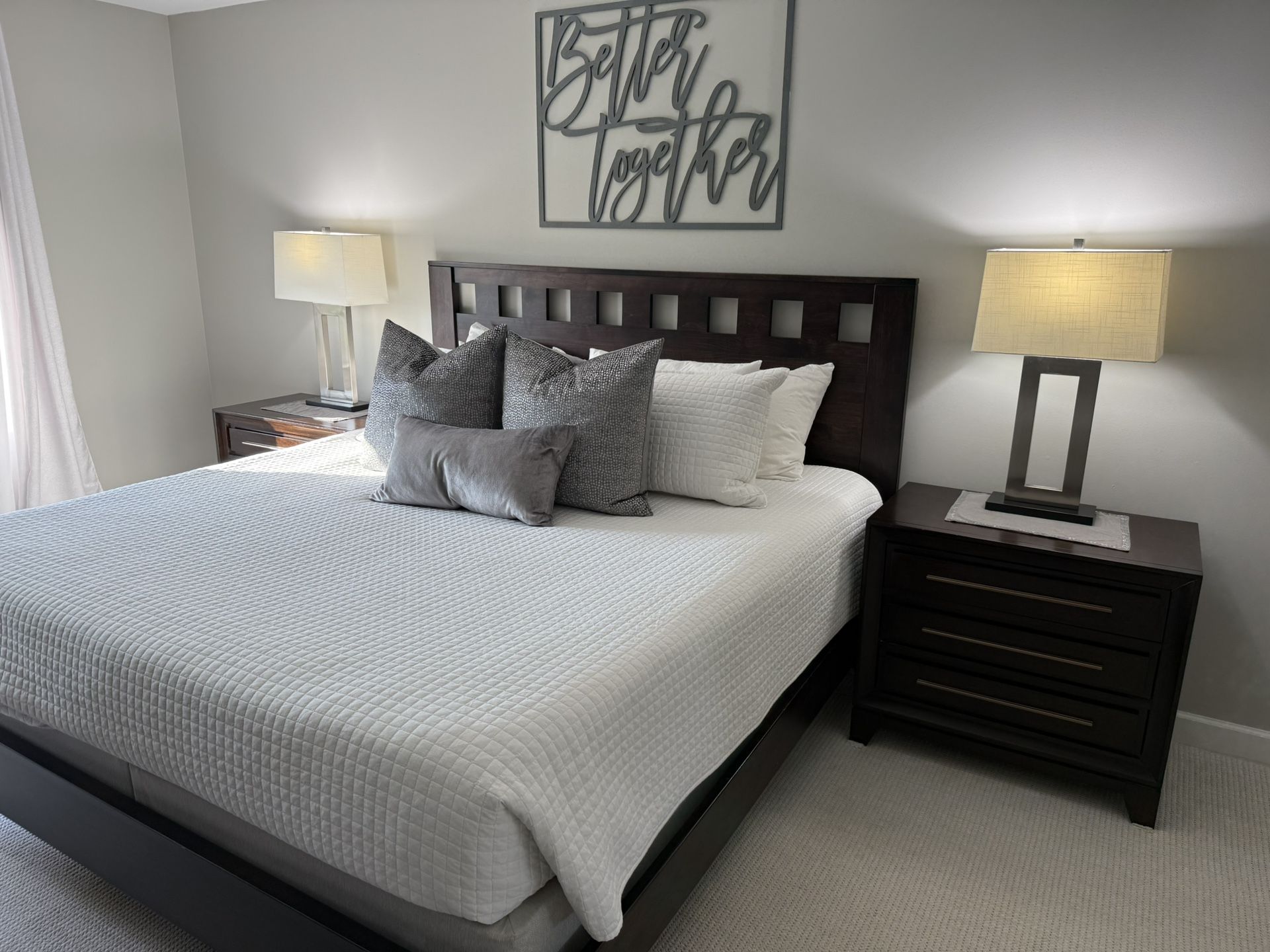 Walter E. Smithe King Size Bedroom Set 