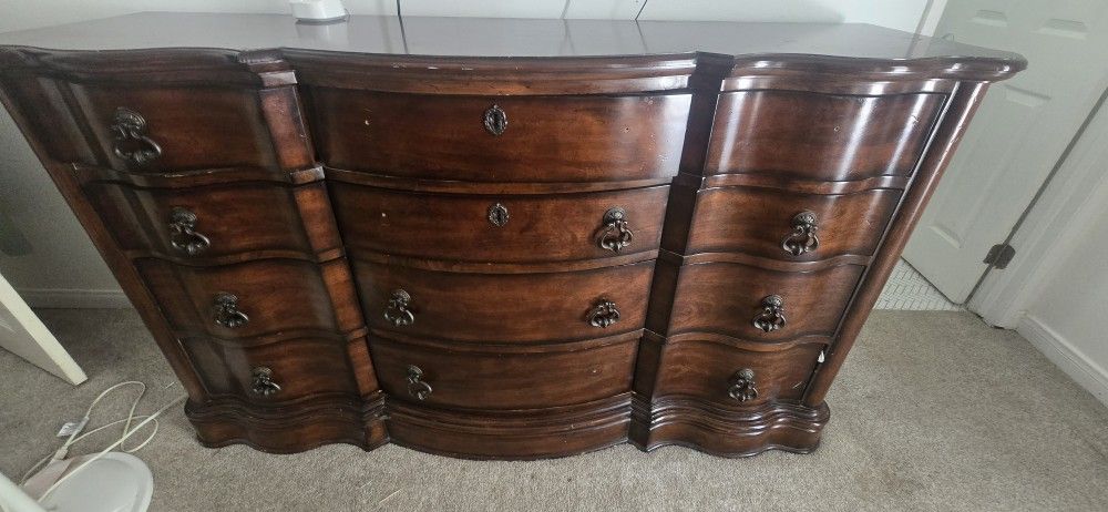 BEDROOM SET .