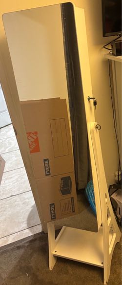 Mirror/jewelry storage
