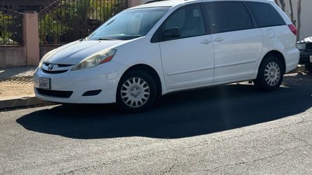 Toyota Sienna Minivan White