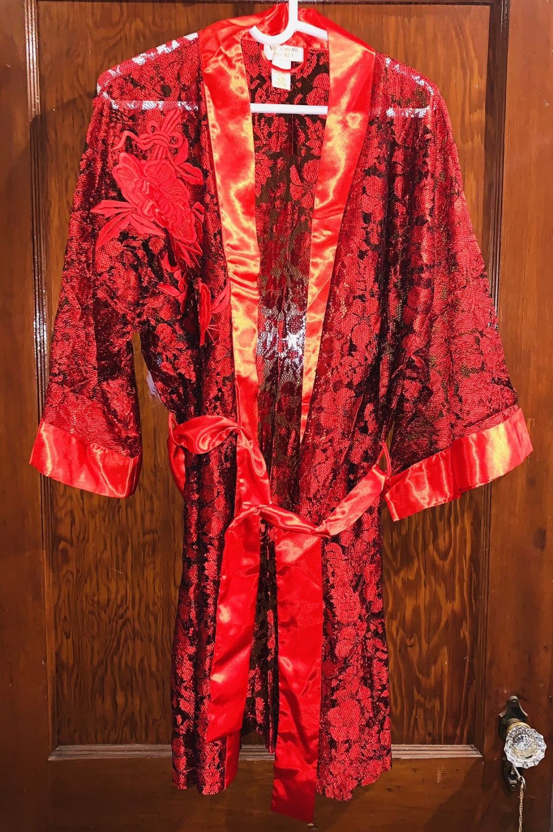 VICTORIA’S SECRET VALENTINE RED PEEK-A-BOO KIMONO LOUNGING ROBE OPEN BOX UNUSED ONE SIZE FITS ALL - IMPRESSIVE ROBE