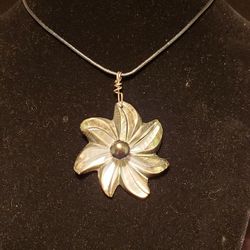 Beautiful Flower Pendant Necklace