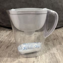 **BRAND NEW** Brita Large Water Filter Pitcher with SmartLight Change Indicator, Includes 1 Standard Filter, BPA-Free, Lasts 2 Months, 10-Cup Capacity