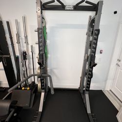 HAMMER STRENGTH  Squat Rack/Half Rack Include’s J-Cup’s & Dip Attachment.