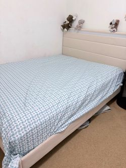 Queen size bed with mattress