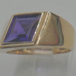 10kt yellow gold ring size 10.5 with amethyst 7.4 grams  used. 886943-1.