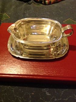Antique 1040s reed and Barton 5000 silver plate gravy boat and under tray