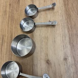 Oneida Stainless Steel 4pc Measuring Cup Set 1 Cup, 1/2 Cup, 1/3 Cup, 1/4 Cup.