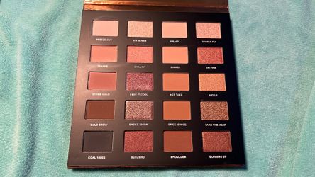Iconic London Hotting Up Eyeshadow Palette
