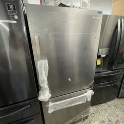 Hisense Bottom Freezer In Stainless Steel New Open Box Coubter Depth 