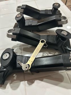 YAKIMA ROOF RACK TOWERS WITH KEYS 4 PCS.