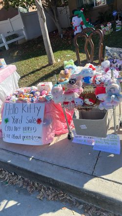 HELLO KITTY YARD SALE!! 🎀