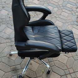 Gaming Chair With Footrest 