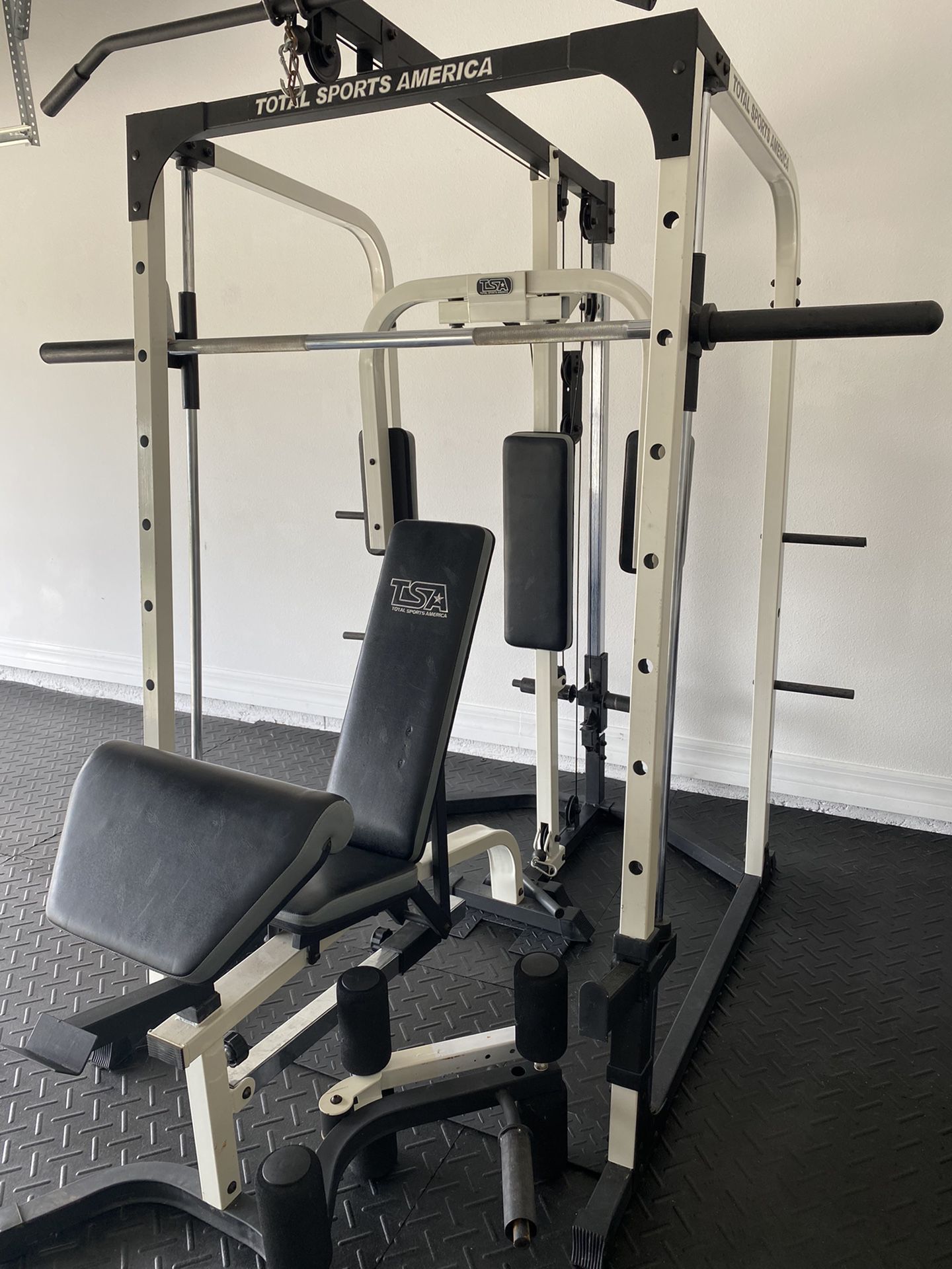 SMITH MACHINE AND ADJUSTABLE WEIGHT BENCH