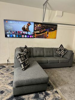 🌟 Ashley furniture grey sectional couch with hideaway pullout queen bed ( FREE DELIVERY)