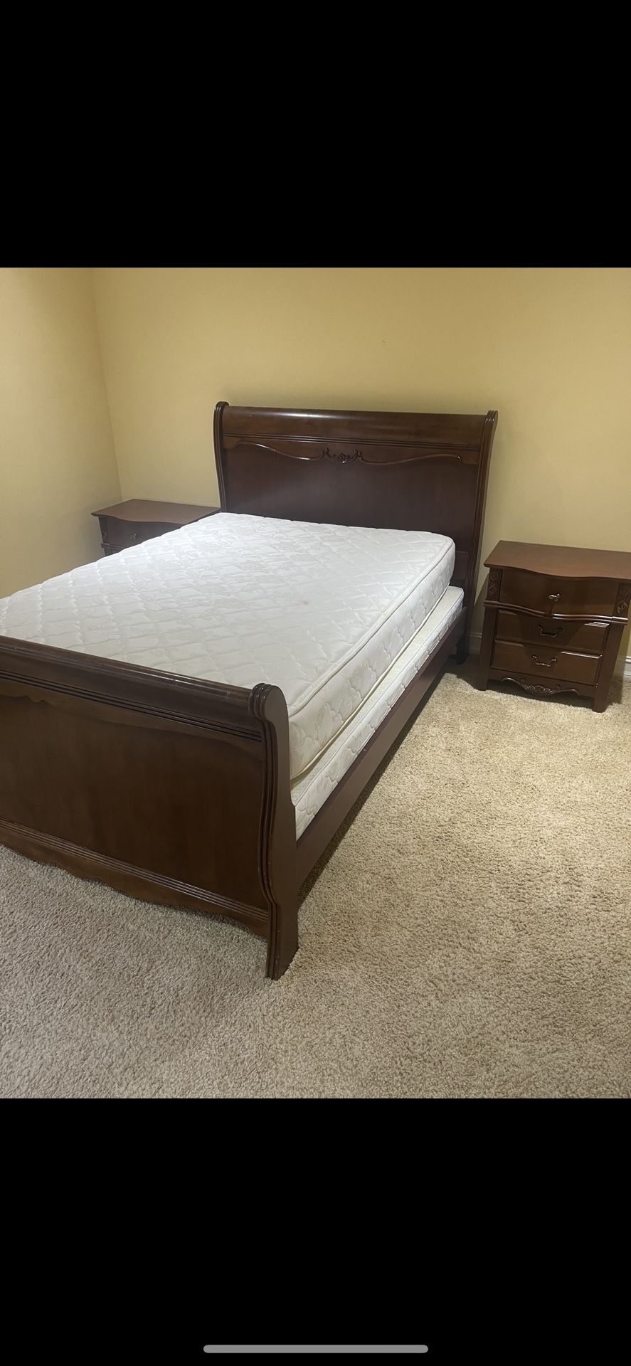 Beautiful Queen Bed Set Everything Included