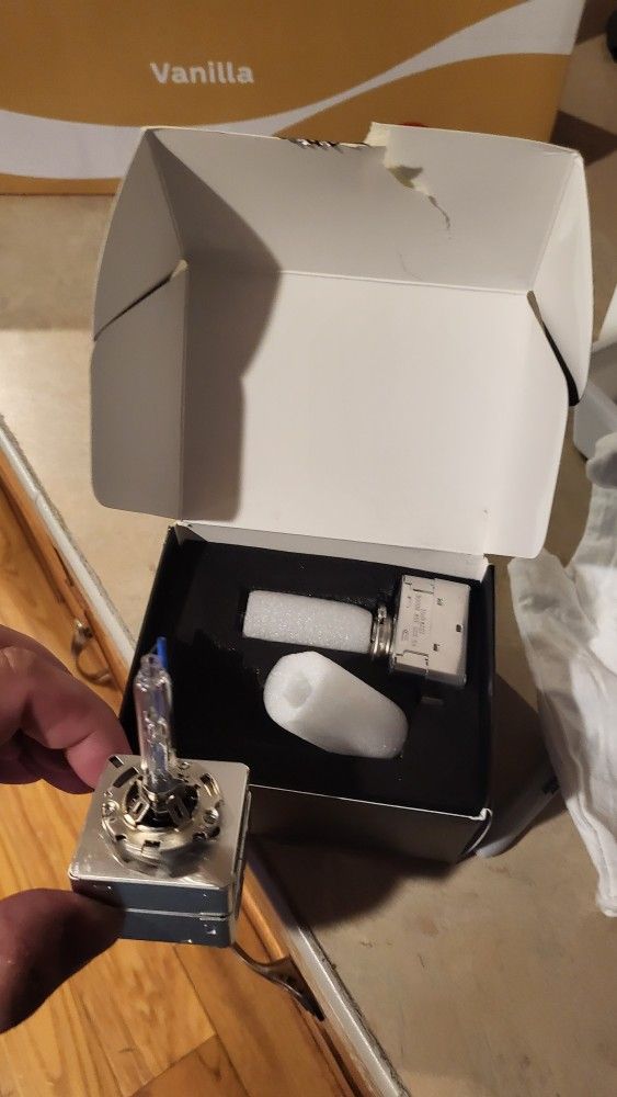 HID D3S BULBS NEW IN OPEN BOX