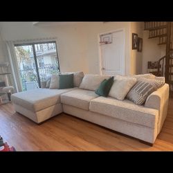 Dahlia Couch