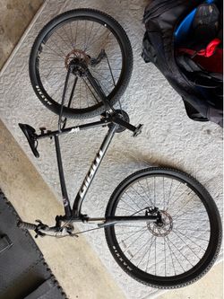 GIANT Talon 4 trail bike and rack