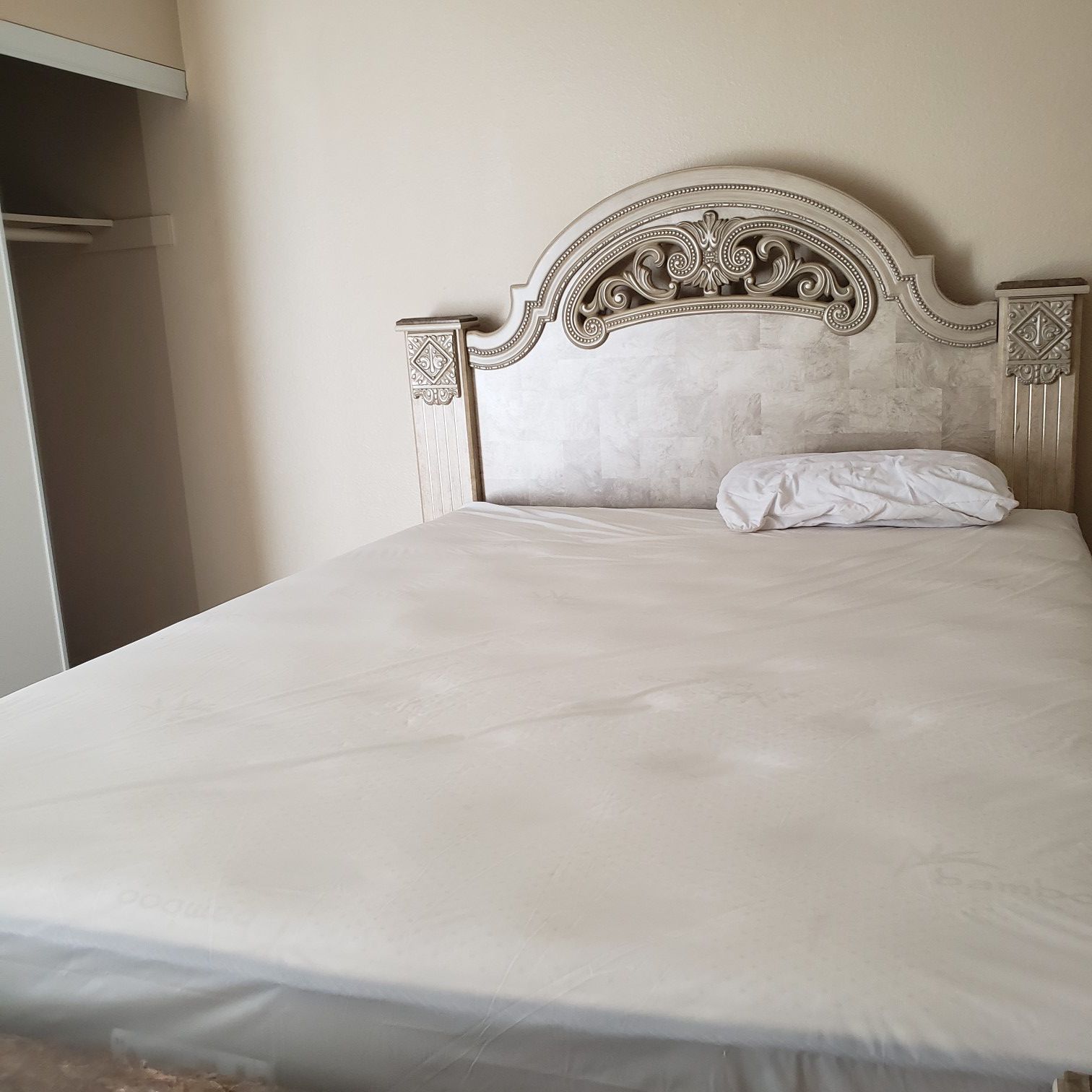 Queen size bed for sale $1500