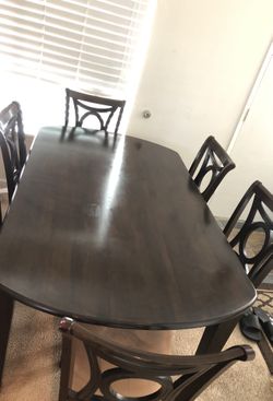 Dining table with 6. Chairs