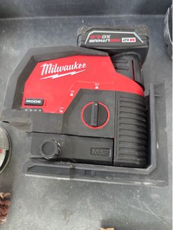 Milwaukee laser does not come with battery