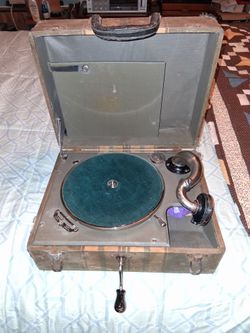 Vintage PAL Portable Wind-Up Gramophone 78 RPM Record Player