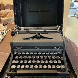 Royal Quiet Deluxe Typewriter 