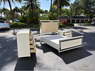 Beautiful Bedroom Set Queen Size Solid Wood White Color In Excellent Condition by MalaysiaFurniture