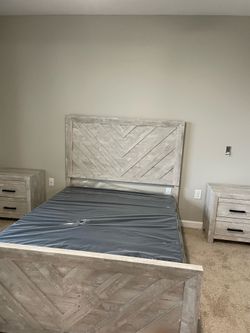 Queen Bedroom Set w/  (1) Dresser /Mirror and (2) end tables