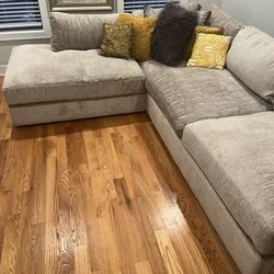 Comfy Modern Sectional Couch w/ Chaise – Great Condition!