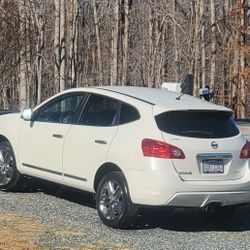 2011 nissan rogue krom edition (Part Out )